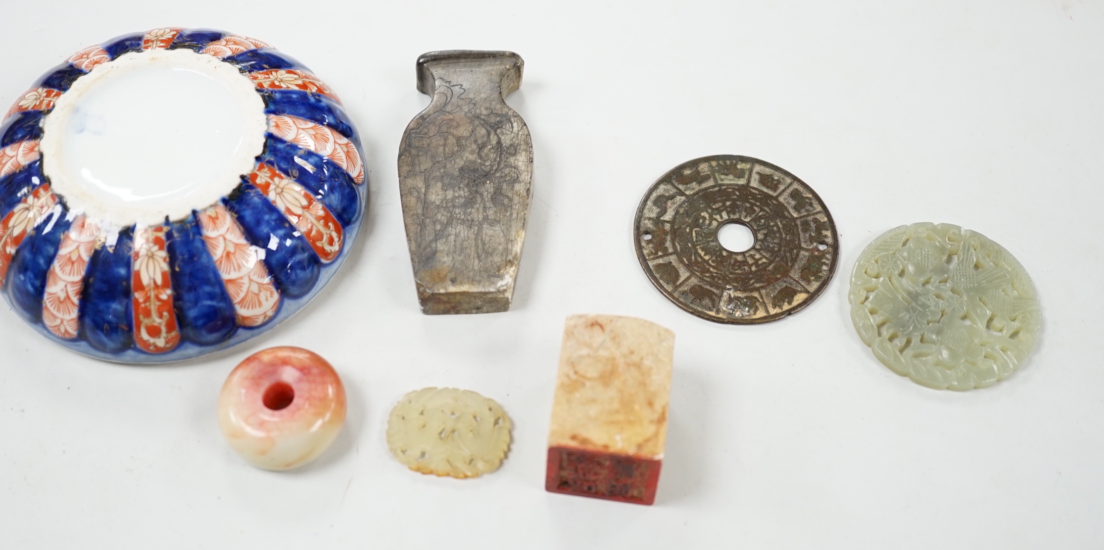 A collection of Chinese, jade and hardstone items in an Imari stone dish